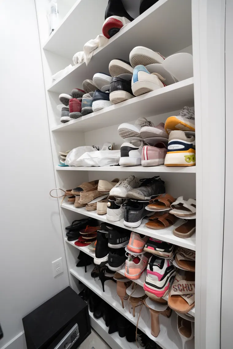 Built-in shoe wall